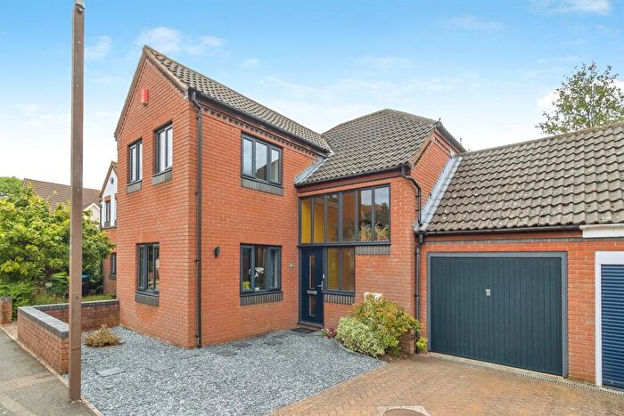 3 Bedroom Detached House For Sale In Taverner Close, Old Farm Park, Milton Keynes, MK7