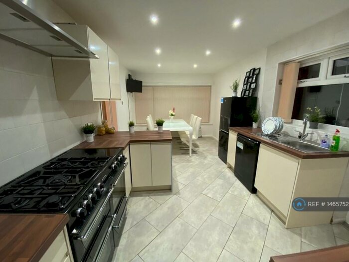 4 Bedroom Detached House To Rent In Halifax, Halifax, HX1