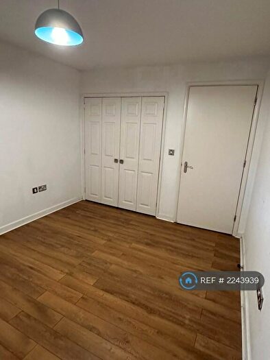 1 Bedroom Flat To Rent In Montclair Court, London, N12