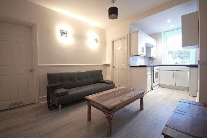 2 Bedroom Flat To Rent In Chiswick Road, London, W4