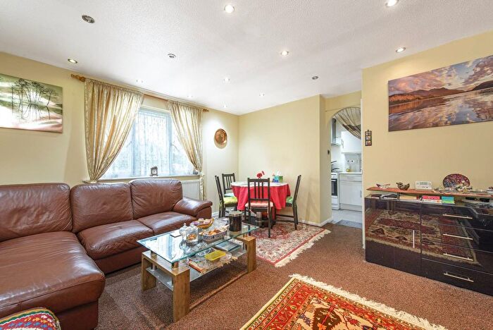 2 Bedroom Flat For Sale In Greenside Close, Barnet, London, N20