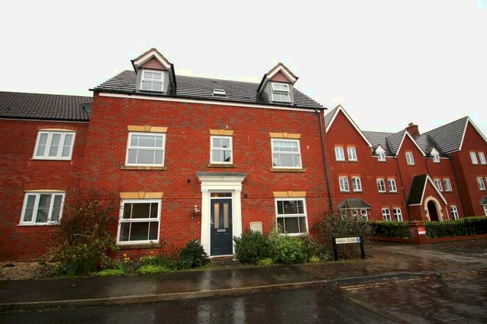5 Bedroom Semi-Detached House For Sale In Gala Close, Bedford, MK41