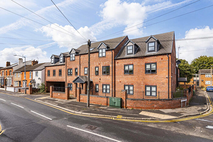 2 Bedroom Flat To Rent In Flat, Lord Tennyson House, LN1