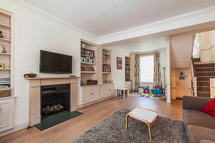 4 Bedroom Property To Rent In Redfield Lane, Earls Court, SW5