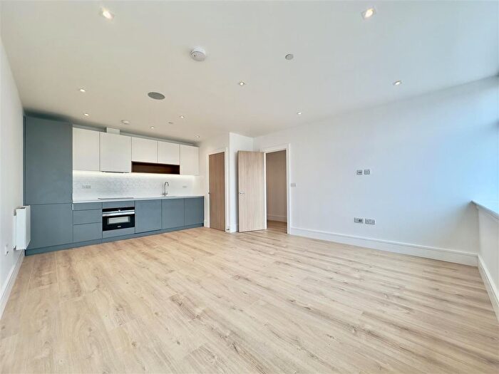 2 Bedroom Flat To Rent In - Pyrcroft Road, Chertsey, KT16