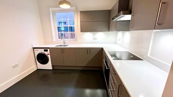 1 Bedroom Flat To Rent In Warley Street, Great Warley, CM13