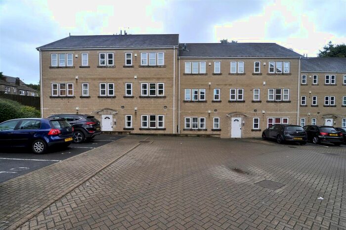 3 Bedroom Flat To Rent In Holland Park, Daisy Hill, Bradford, BD9