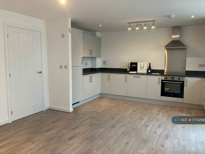 2 Bedroom Flat To Rent In Quinn Square, Droylsden Manchester, M43