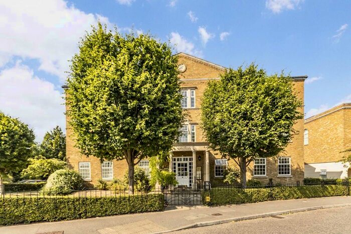 2 Bedroom Flat To Rent In Chadwick Place, Long Ditton, Surbiton, KT6