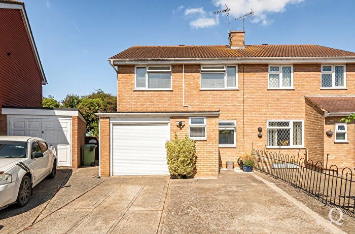 3 Bedroom Semi Detached House For Sale In Alexandra Close, Sittingbourne, Kent, ME10