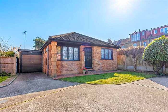 2 Bedroom Detached Bungalow For Sale In Kingsway Mews, Westcliff-On-Sea, SS0