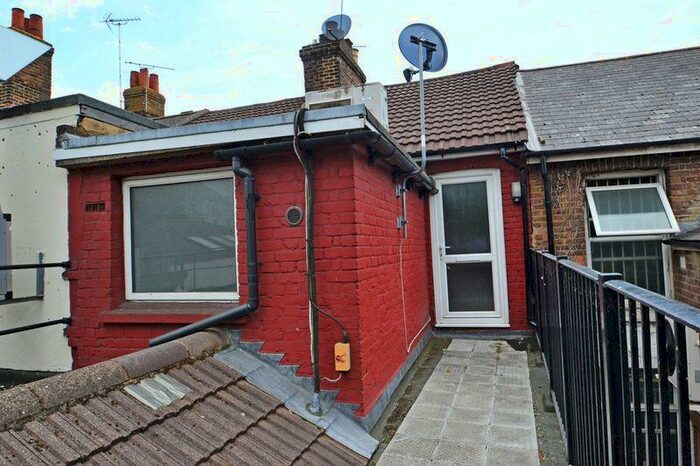 1 Bedroom Flat To Rent In West Street, Sittingbourne, ME10