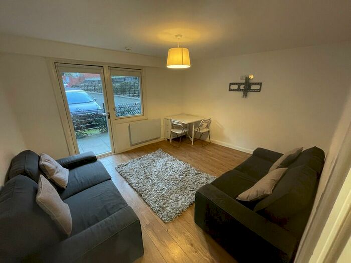2 Bedroom Apartment To Rent In North Crescent, Leeds, LS2