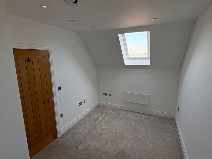 1 Bedroom Flat For Sale In Cleeve Road, Leatherhead, Surrey, KT22