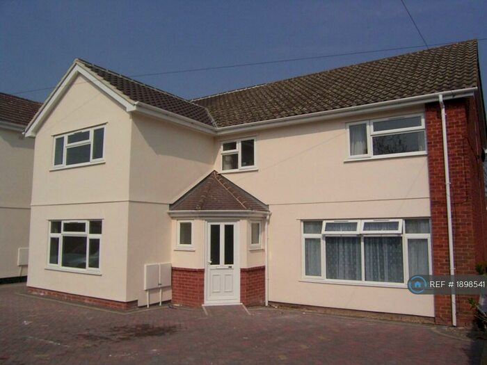 2 Bedroom Flat To Rent In Warescot Road, Brentwood, CM15