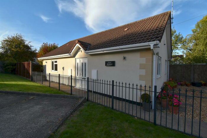 2 Bedroom Detached Bungalow To Rent In Lansdown Close, Kingswood, Bristol, BS15