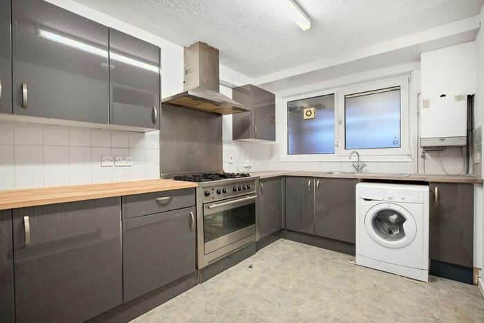 3 Bedroom Flat To Rent In Eric Street, London, E3
