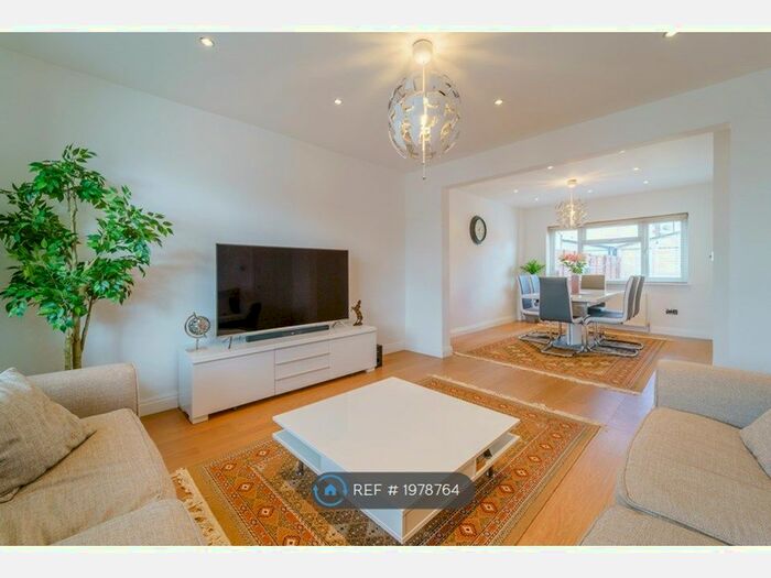 3 Bedroom Terraced House To Rent In Lees Road, Uxbridge, UB8
