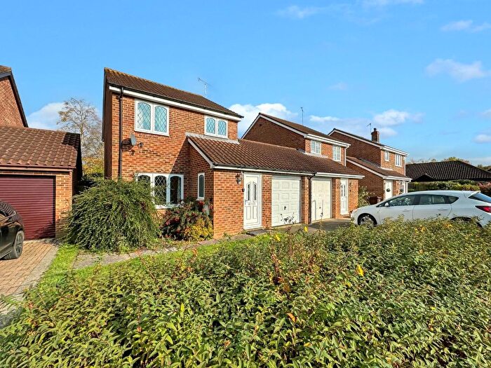 3 Bedroom Link Detached House For Sale In Barnberry Close, Ashford, TN23