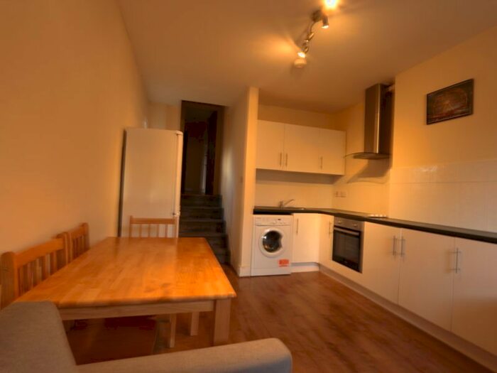3 Bedroom Flat To Rent In High Street, London, N8