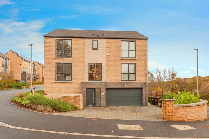 4 Bedroom Detached House For Sale In South Side Ridge, Pudsey, LS28