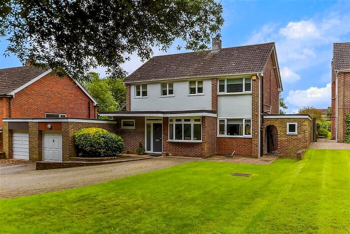 4 Bedroom Detached House For Sale In Woodlands Close, Teston, Maidstone, Kent, ME18
