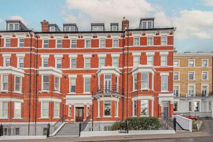 3 Bedroom Flat To Rent In Richmond Hill, Richmond, TW10