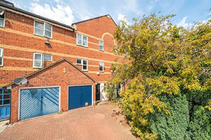 4 Bedroom Semi-Detached House For Sale In Plough Way, London, SE16