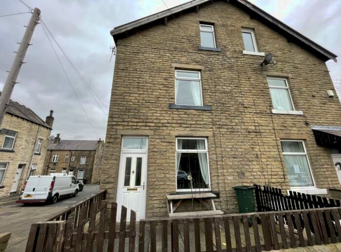 4 Bedroom House To Rent In Malsis Road, Keighley, BD21