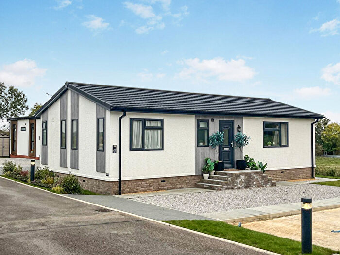 2 Bedroom Park Home For Sale In Milton Keynes, Buckinghamshire, MK17