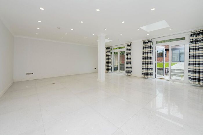 7 Bedroom Property To Rent In Foscote Road, Hendon, NW4