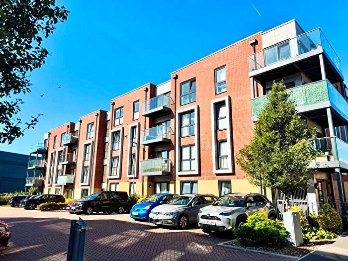 2 Bedroom Flat For Sale In Holmesley Road, Borehamwood, WD6