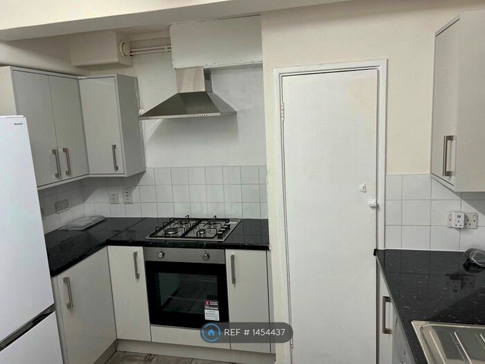 3 Bedroom Flat To Rent In Tenby Court, London, E17