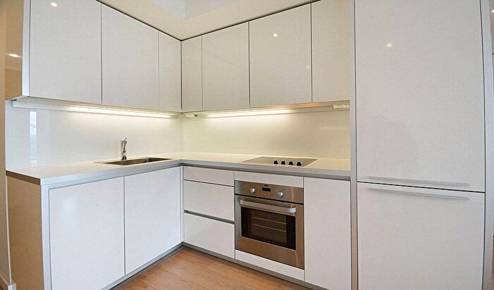 1 Bedroom Flat To Rent In Walworth Road, Elephant And Castle, London, SE1