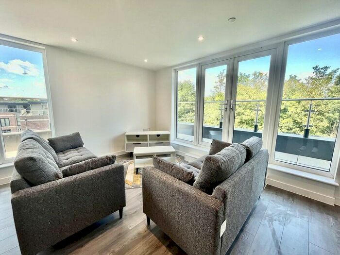 3 Bedroom Apartment To Rent In Alexandra Park, LS4