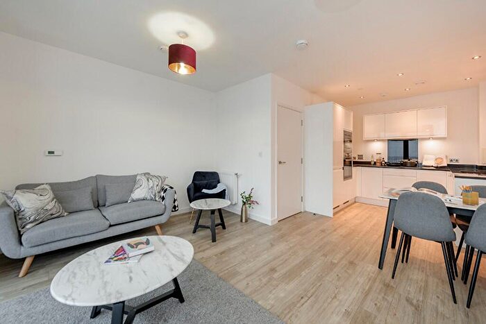 2 Bedroom Flat To Rent In Lakeside Drive, London, NW10