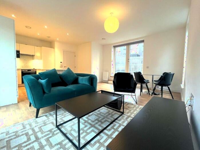 3 Bedroom Town House To Rent In Lockgate Mews Manchester, M4