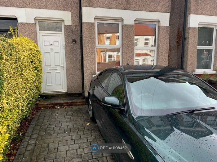 2 Bedroom Flat To Rent In Ravenscroft Road, Beckenham, BR3