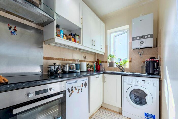 2 Bedroom Flat To Rent In Worple Road, Wimbledon, London, SW20