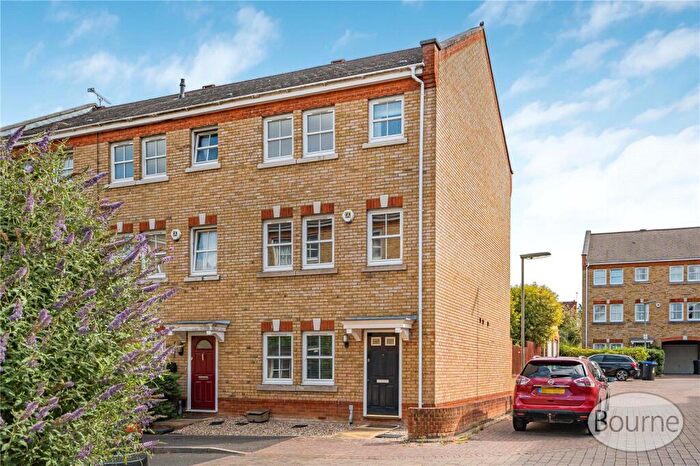 4 Bedroom End Of Terrace House For Sale In Florence Way, Knaphill, Woking, Surrey, GU21