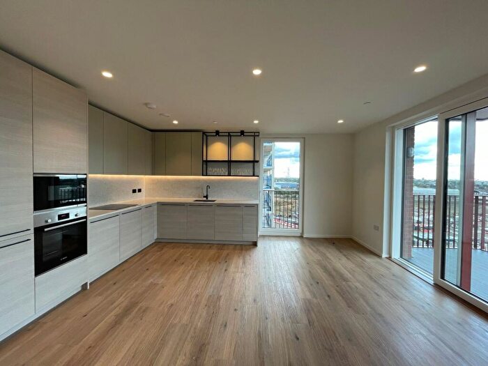 2 Bedroom Flat To Rent In Iris House, Hemlock Street, E14