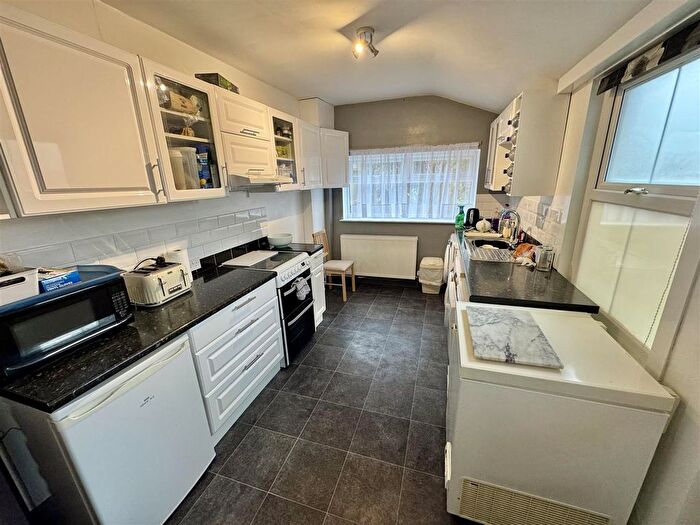 2 Bedroom End Of Terrace House For Sale In St. Augustine Avenue, Luton, LU3