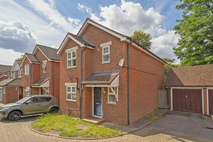 3 Bedroom Property To Rent In Nevinson Close, London, SW18