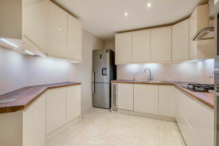 3 Bedroom Flat To Rent In Bow Road, London, E3