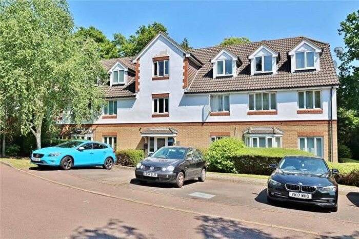 2 Bedroom Flat To Rent In Alexandra Gardens, Woking, GU21