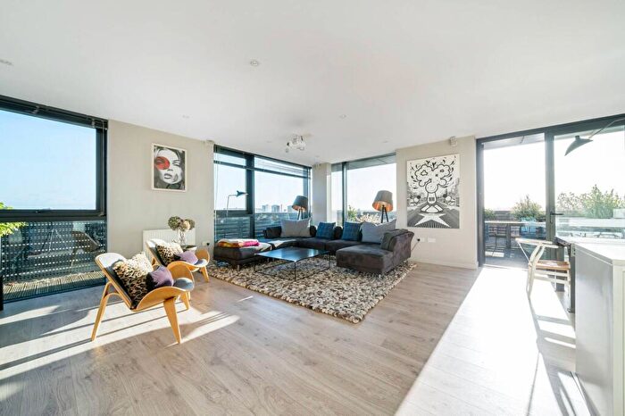 2 Bedroom Flat To Rent In Amelia Street, Elephant And Castle, London, SE17