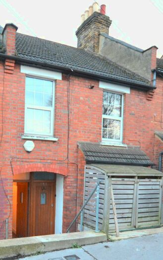 3 Bedroom Flat To Rent In Ecclesbourne Road, Thornton Heath, CR7