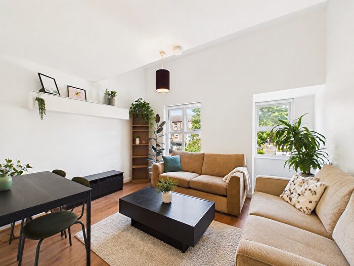 2 Bedroom Maisonette For Sale In Wordsworth Road, London, SE1