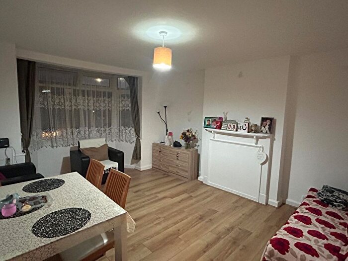 1 Bedroom Flat To Rent In A Village Way, Willesden, NW10