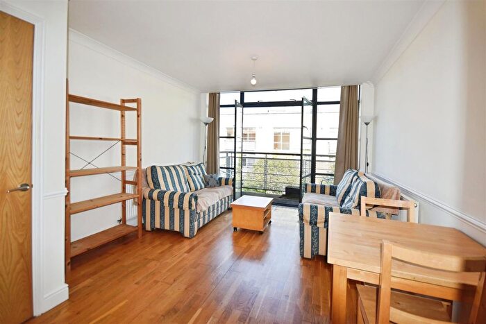 1 Bedroom Flat For Sale In Town Meadow, Brentford, TW8